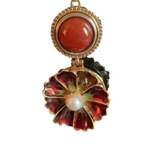 GOLD TONE NECKLACE WITH A BEAUTIFUL PENDENT HOLDING 2 SNAPS